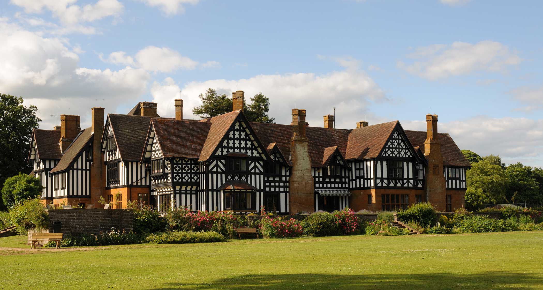 Akeley Wood School UK